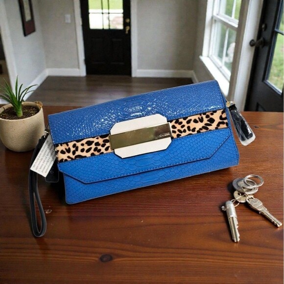 NWT GUESS Blue Faux Snakeskin Wristlet Clutch w/ Leopard Accent & Logo Plate - Picture 1 of 11